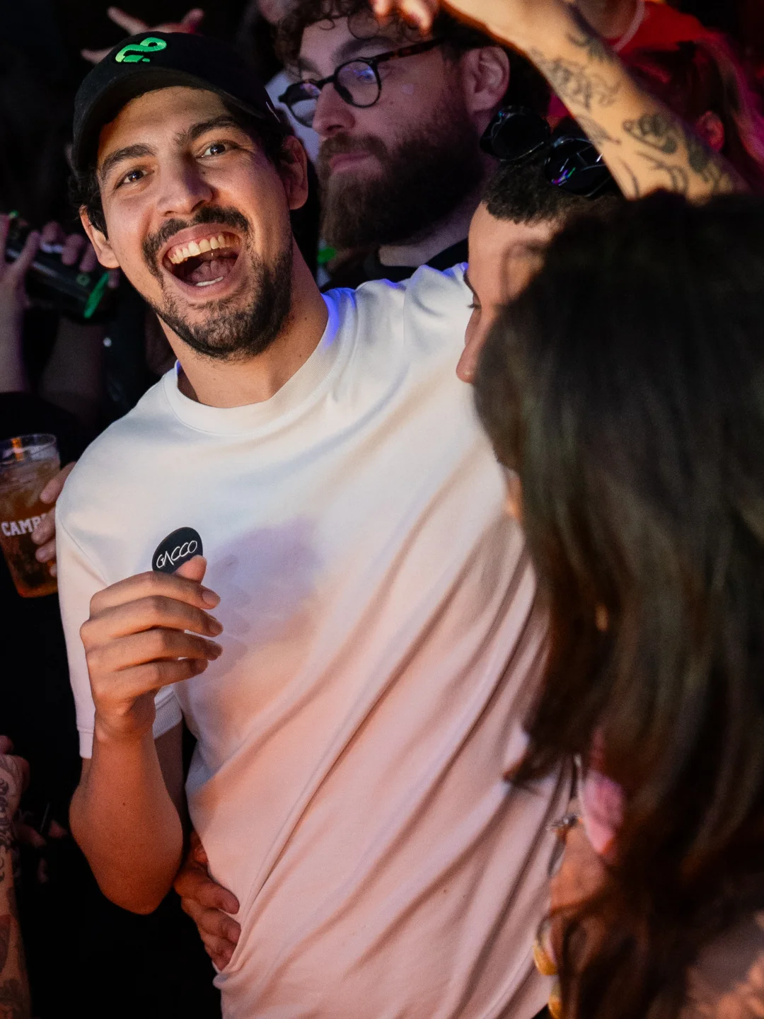 Antonio Fernandes sorrindo entre pessoas numa festa